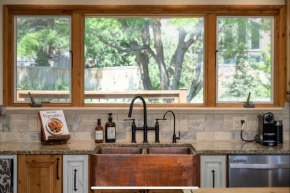 Luxurious 4 Bed ski house near Snowbird & Solitude with a hot tub